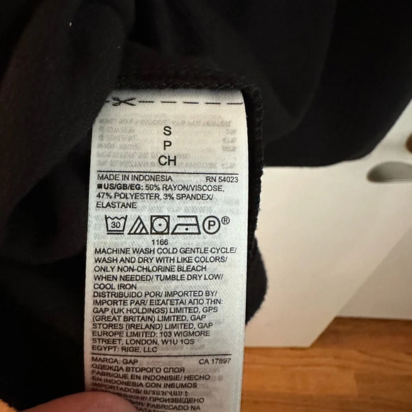 Small Gap Long Sleeve Black Dress with Zipper Pockets - Picture 4 of 4